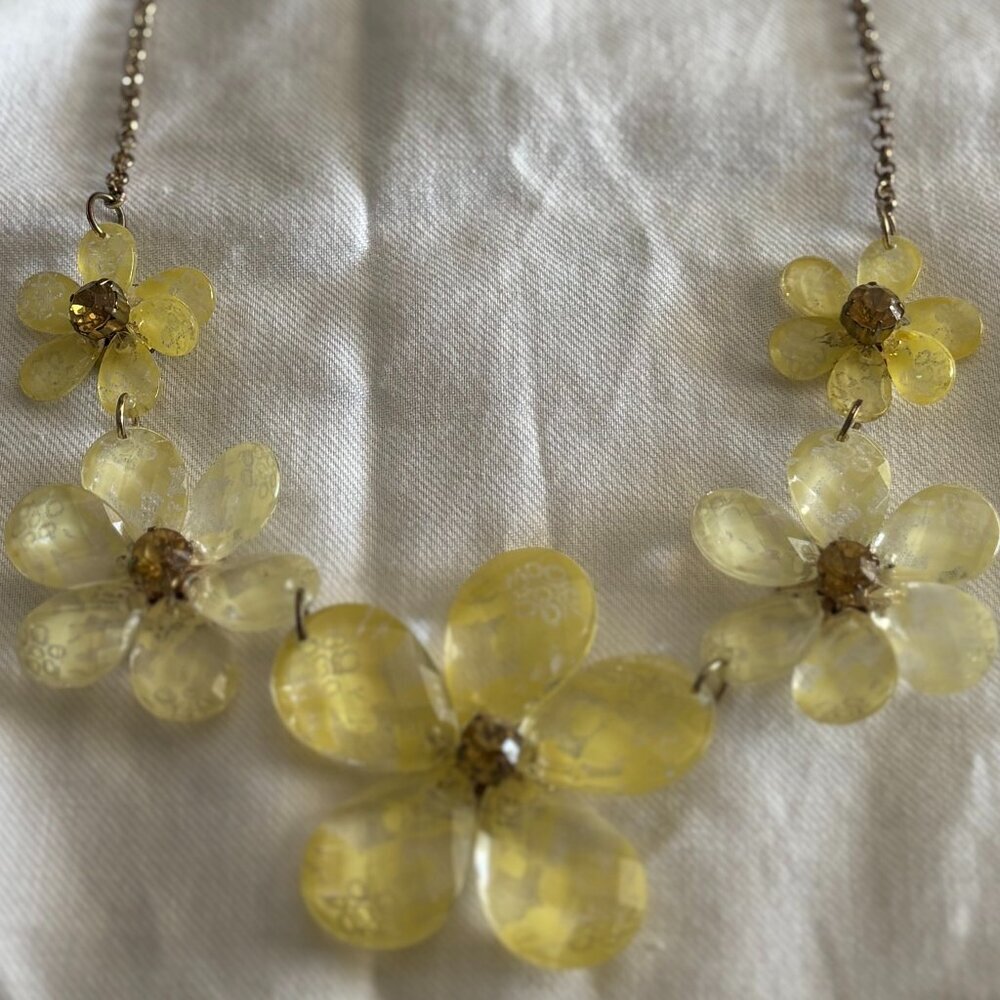 Yellow Acrylic Flower Statement Necklace Crystal Centers Gold Chain - Picture 5 of 6